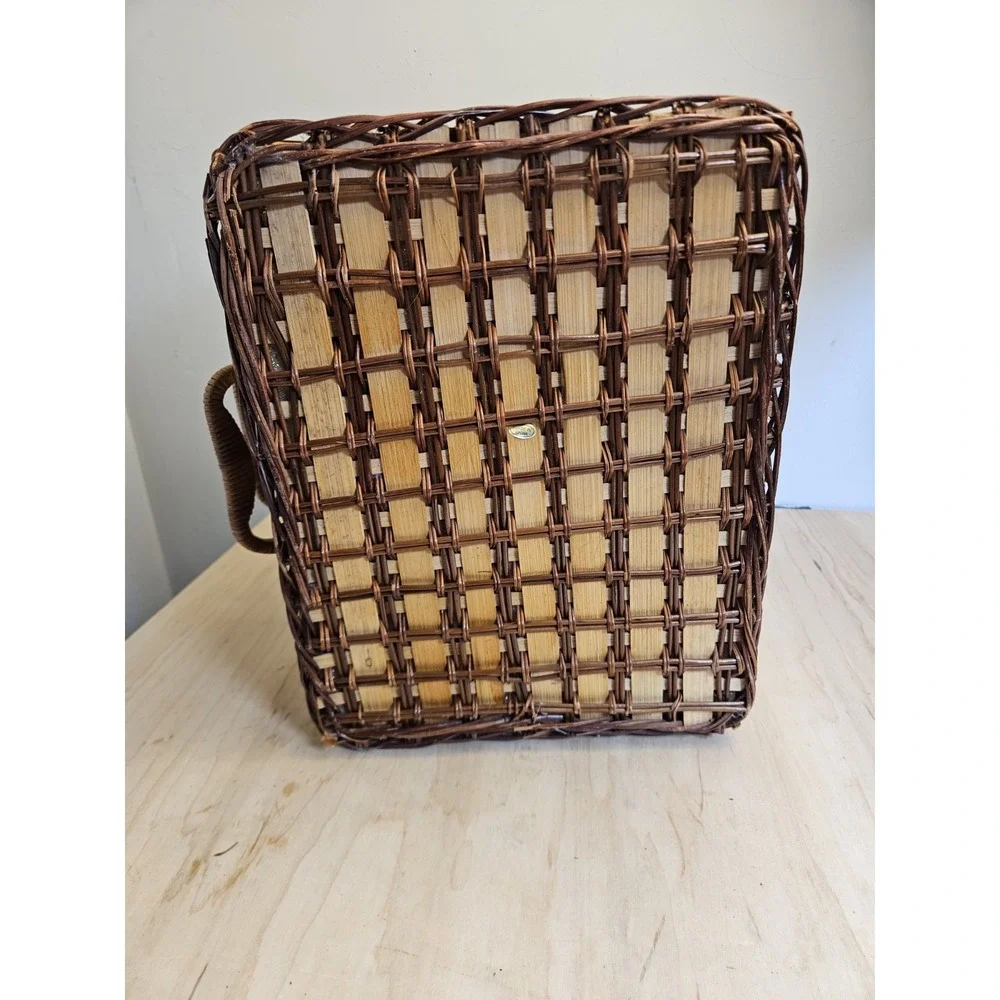 Elizabeth Arden Wicker Picnic Basket Set 4 Plates Tumblers Flatware Napkins Vtg